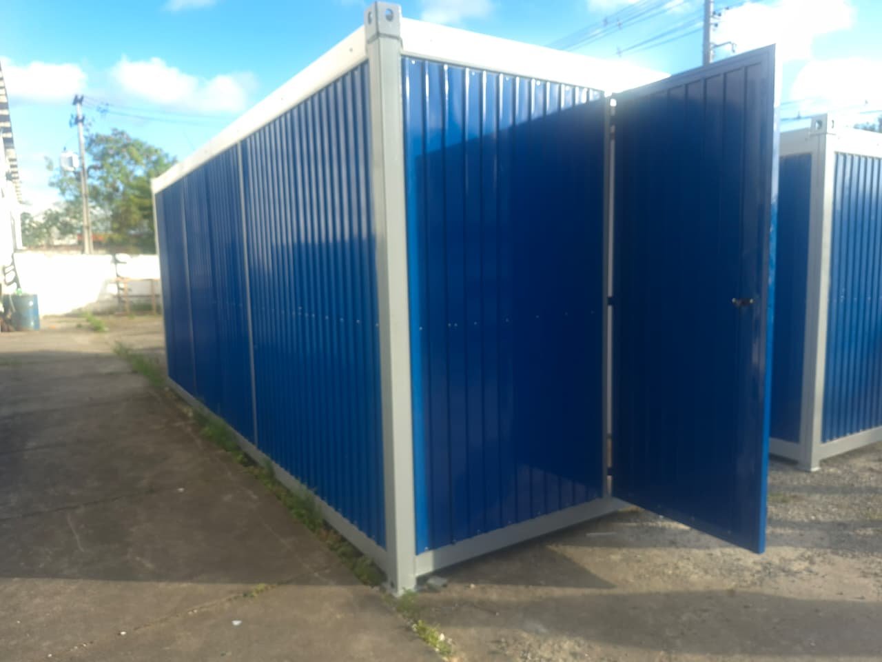 Container azul com portas abertas